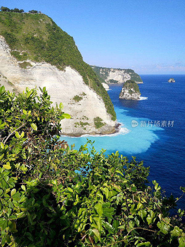 Nusa Penida海岸的悬崖，印度尼西亚巴厘岛